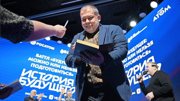 Лукьяненко подписывает книги. "История будущего". Атом на ВДНХ.